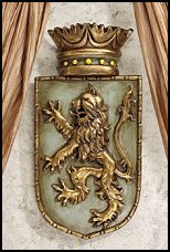 bravery and strength reflected in the lion-emblazoned crest heralding England and Scotland during the Middle Ages is celebrated in this quality designer resin Toscano exclusive. Especially impressive in pairs, whether flanking a fireplace or entryway, the crowned king of beasts is hand-painted in antique gold and ancient green.